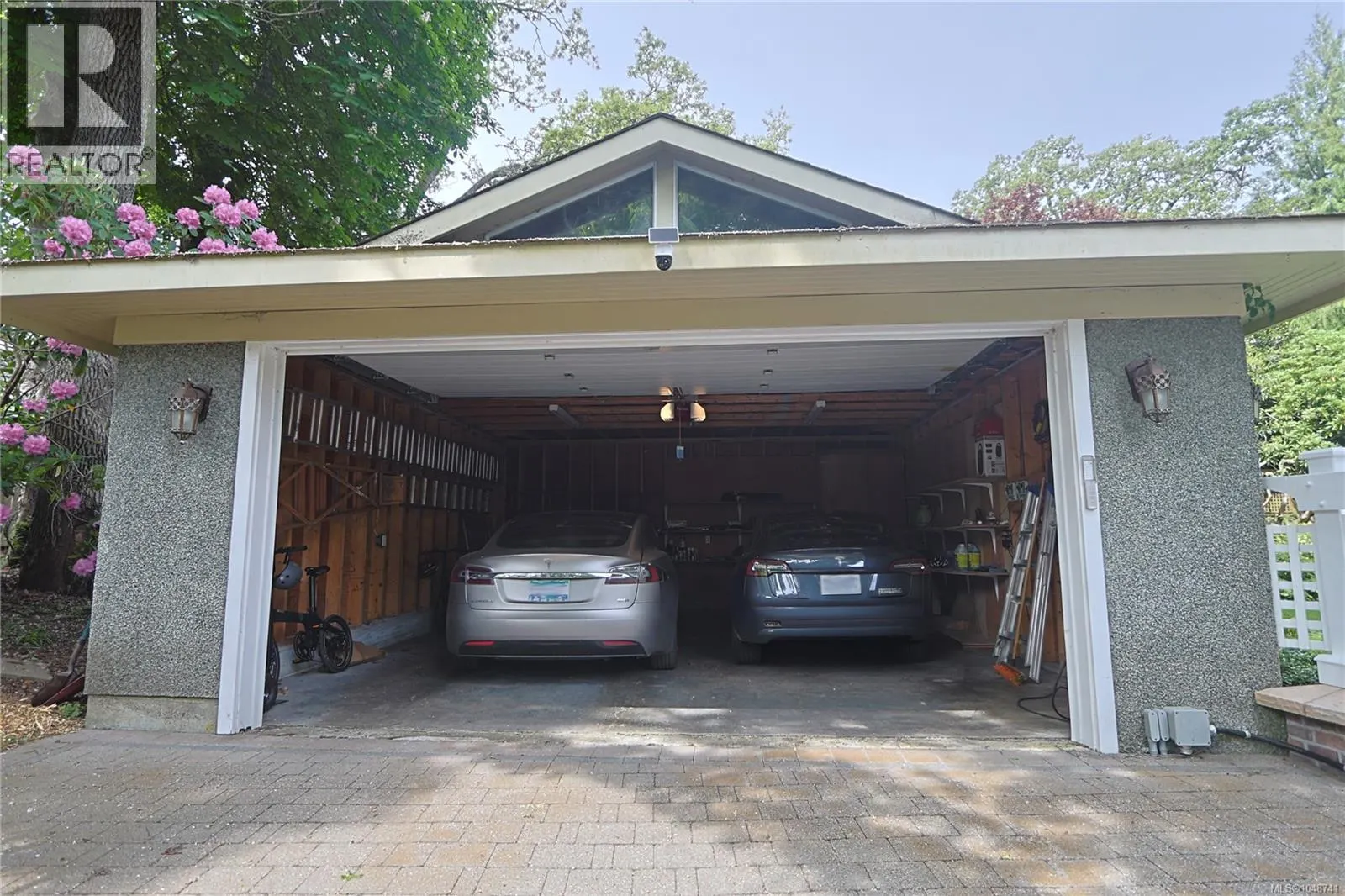 990 Terrace Ave