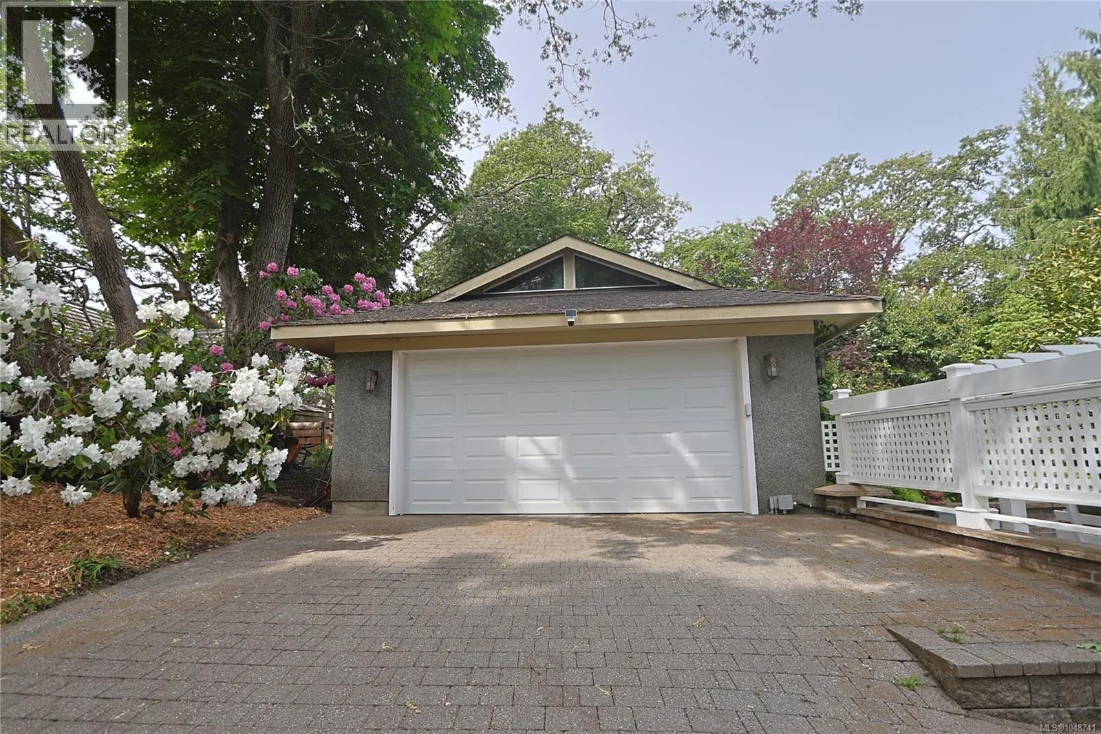 990 Terrace Ave