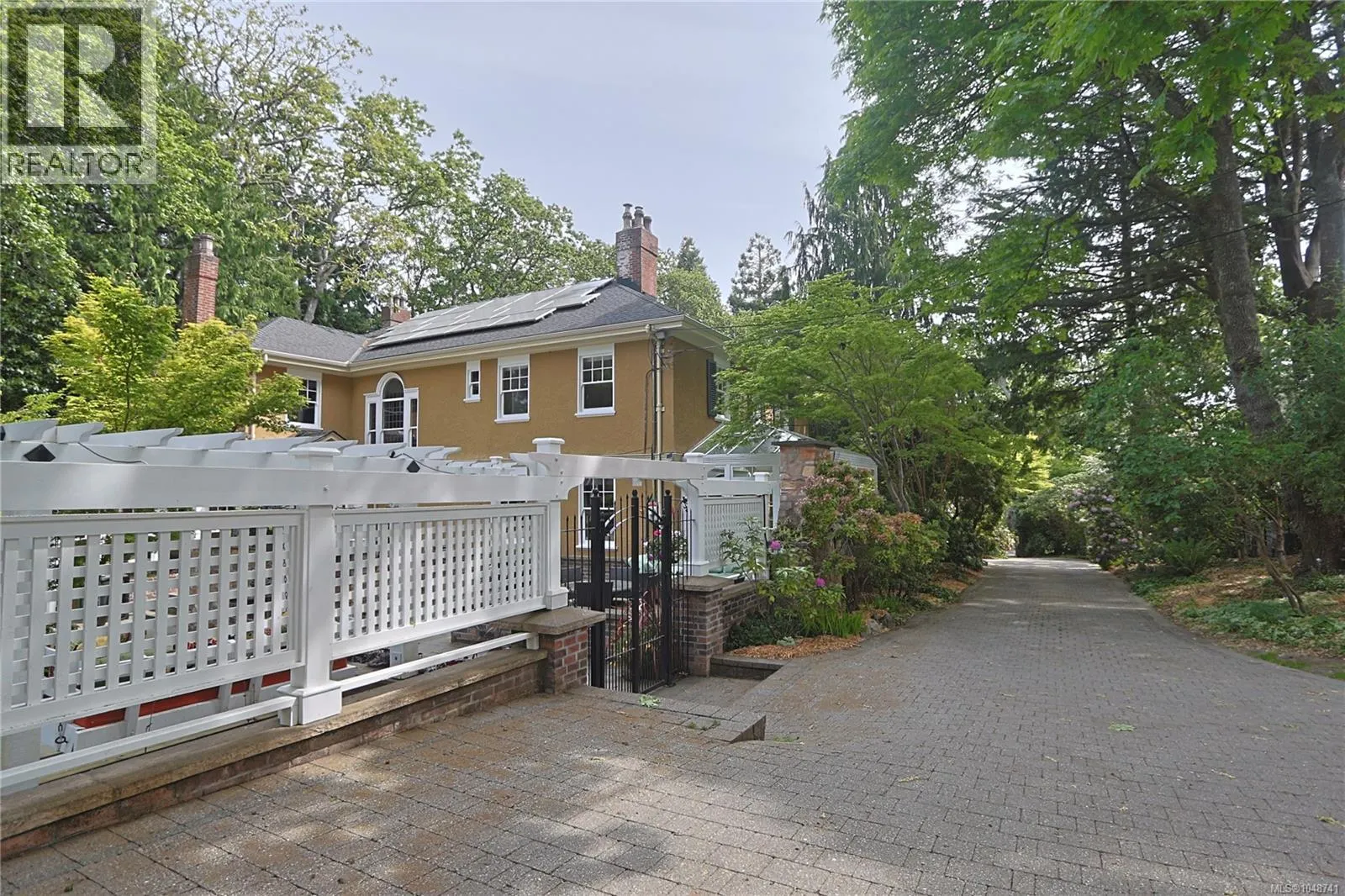 990 Terrace Ave