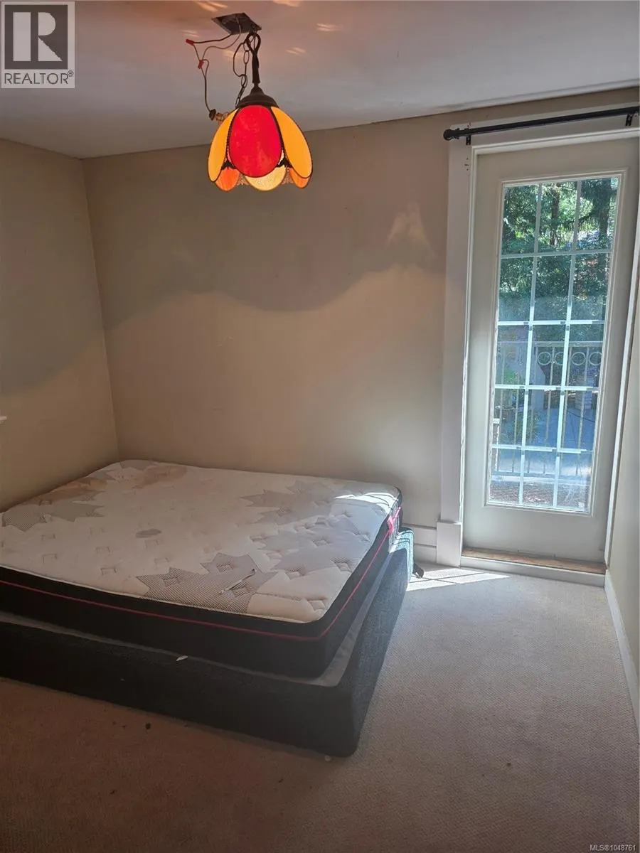870 Falkirk Ave