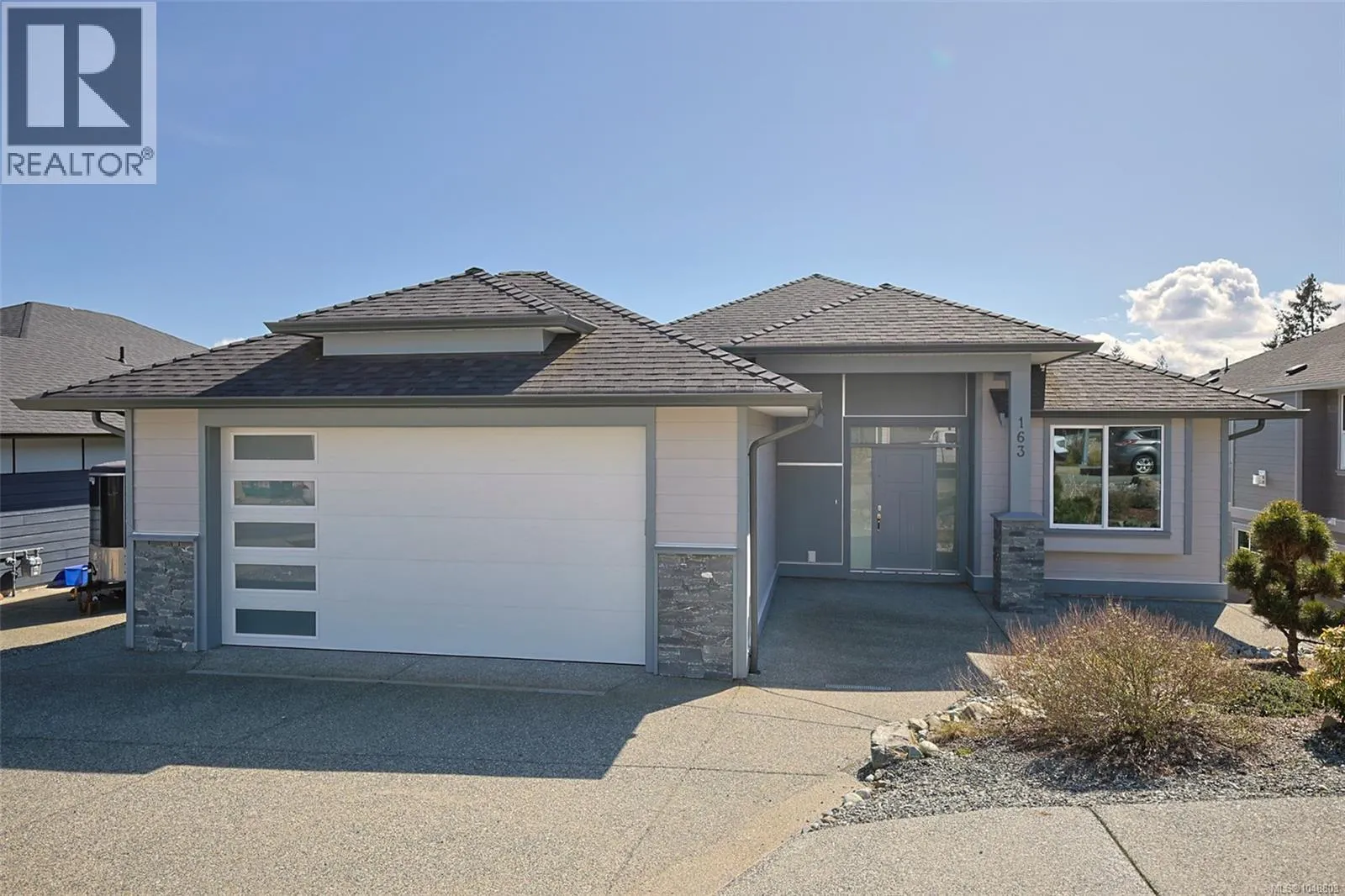 163 Golden Oaks Cres