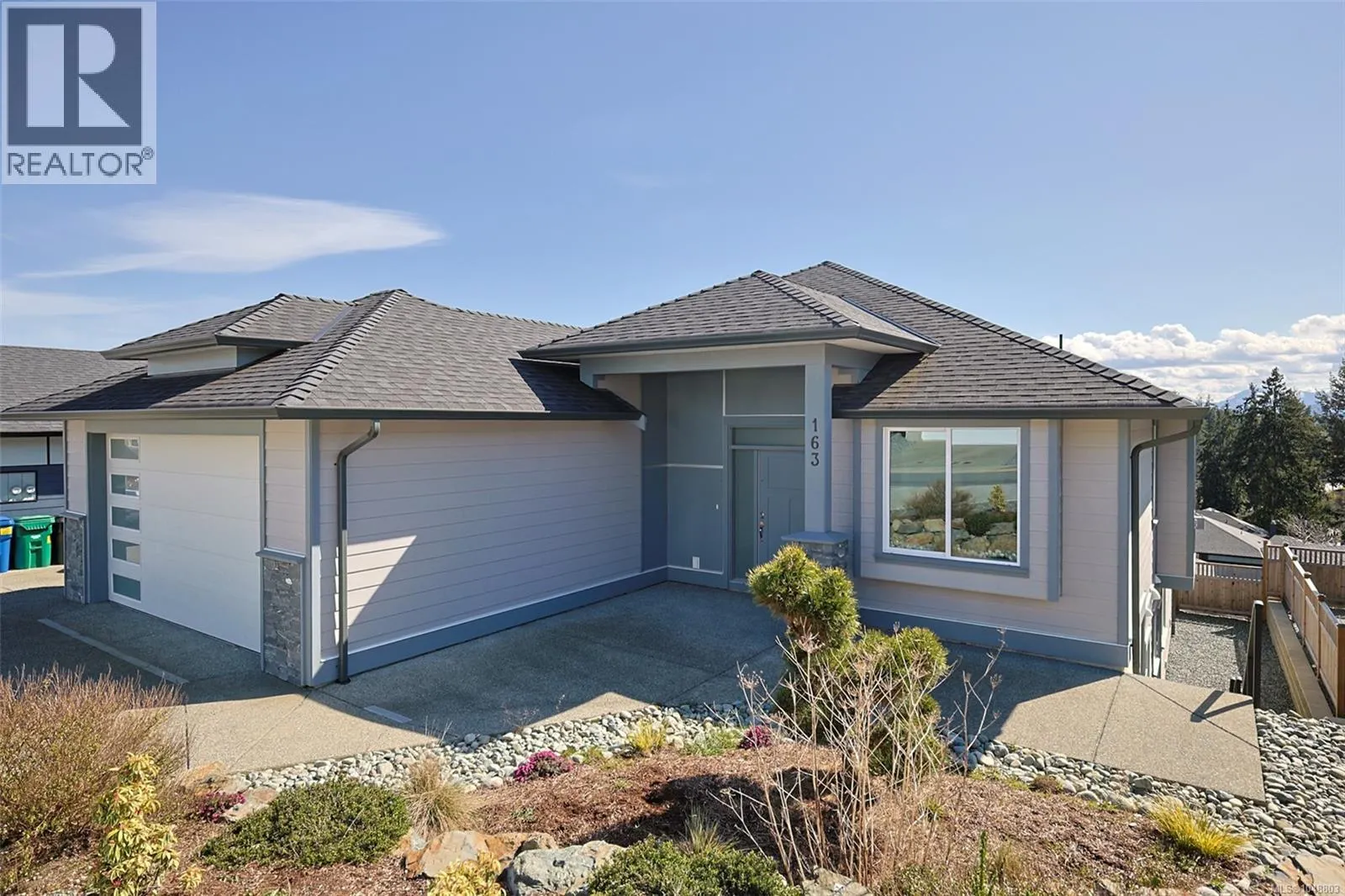 163 Golden Oaks Cres