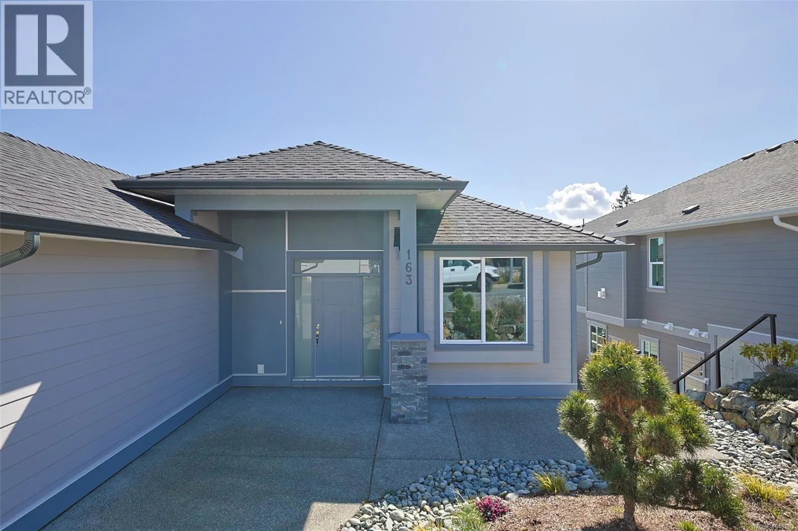 163 Golden Oaks Cres