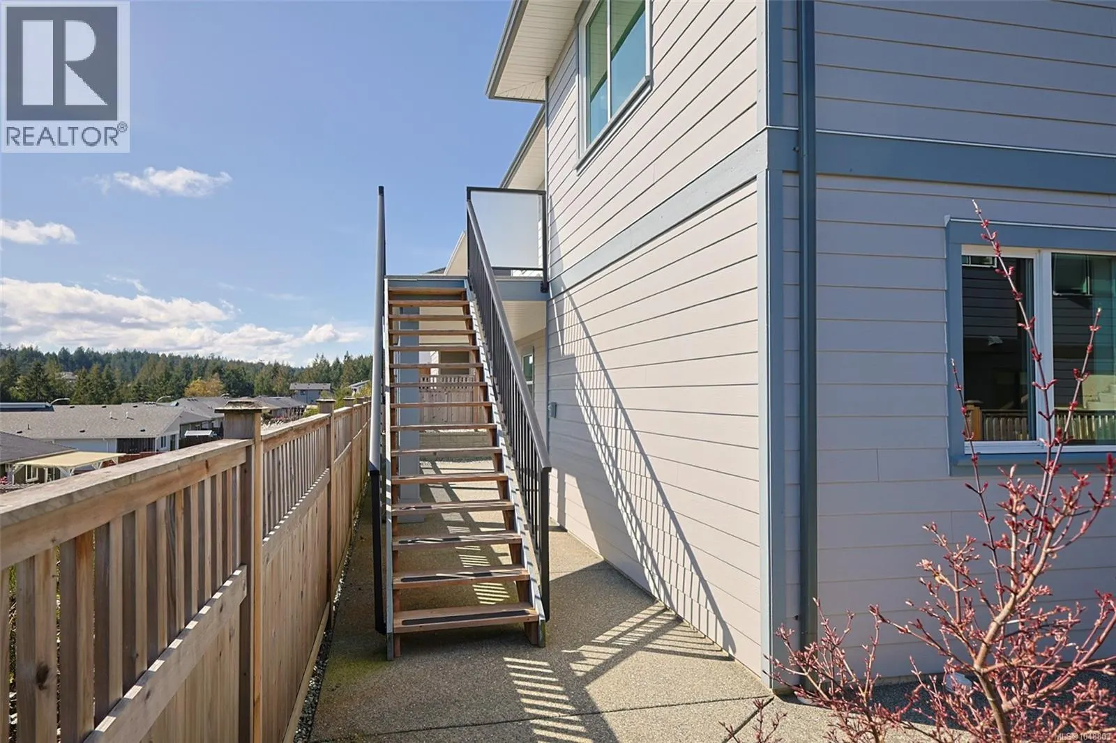 163 Golden Oaks Cres