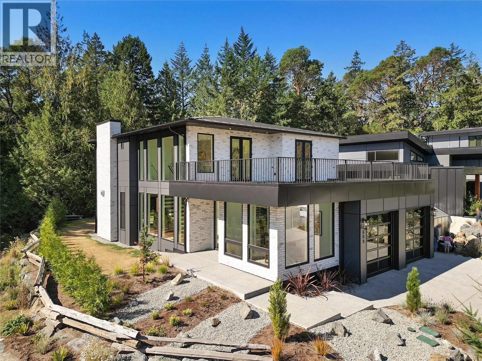 609 Medalist Ave