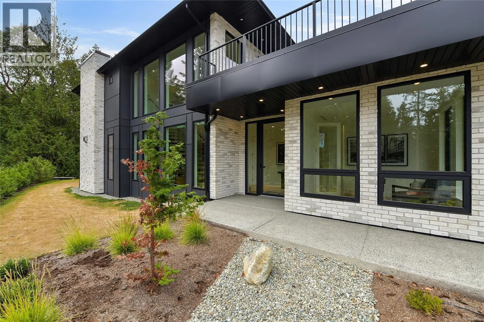609 Medalist Ave