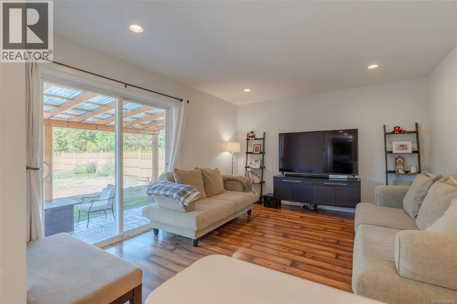 5585 Swallow Dr