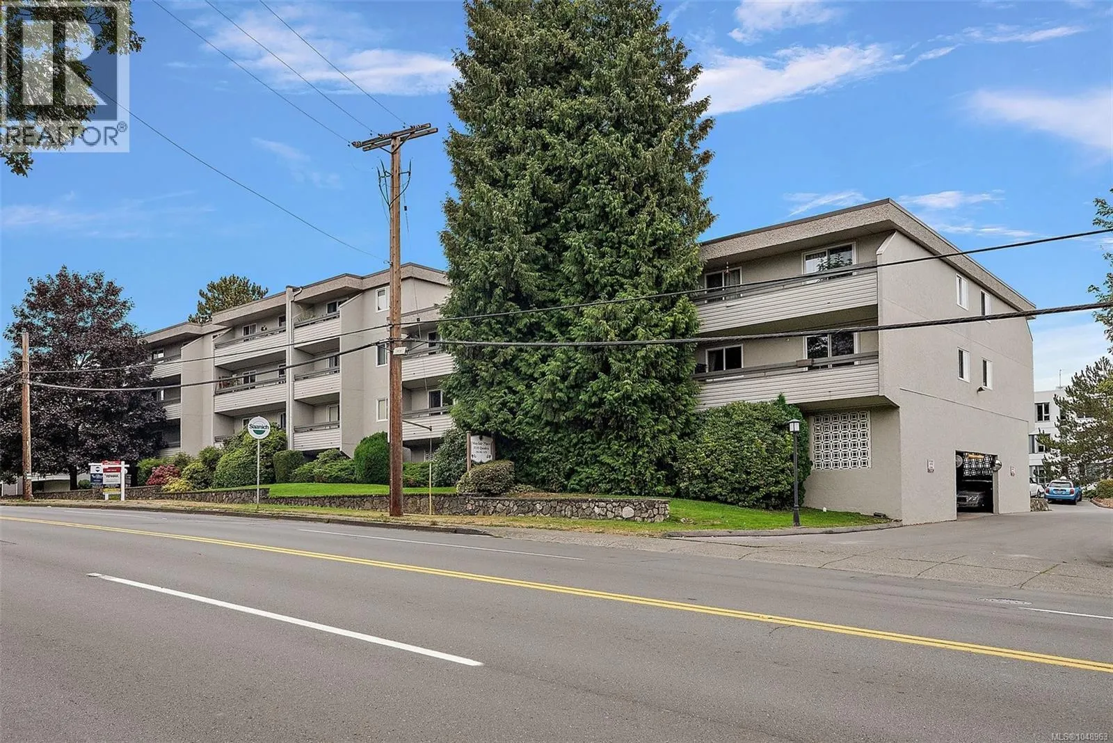216 3235 Quadra St