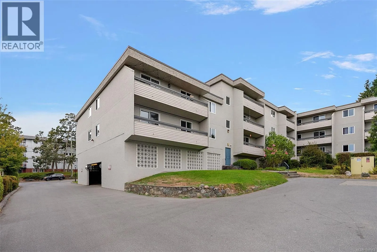 216 3235 Quadra St