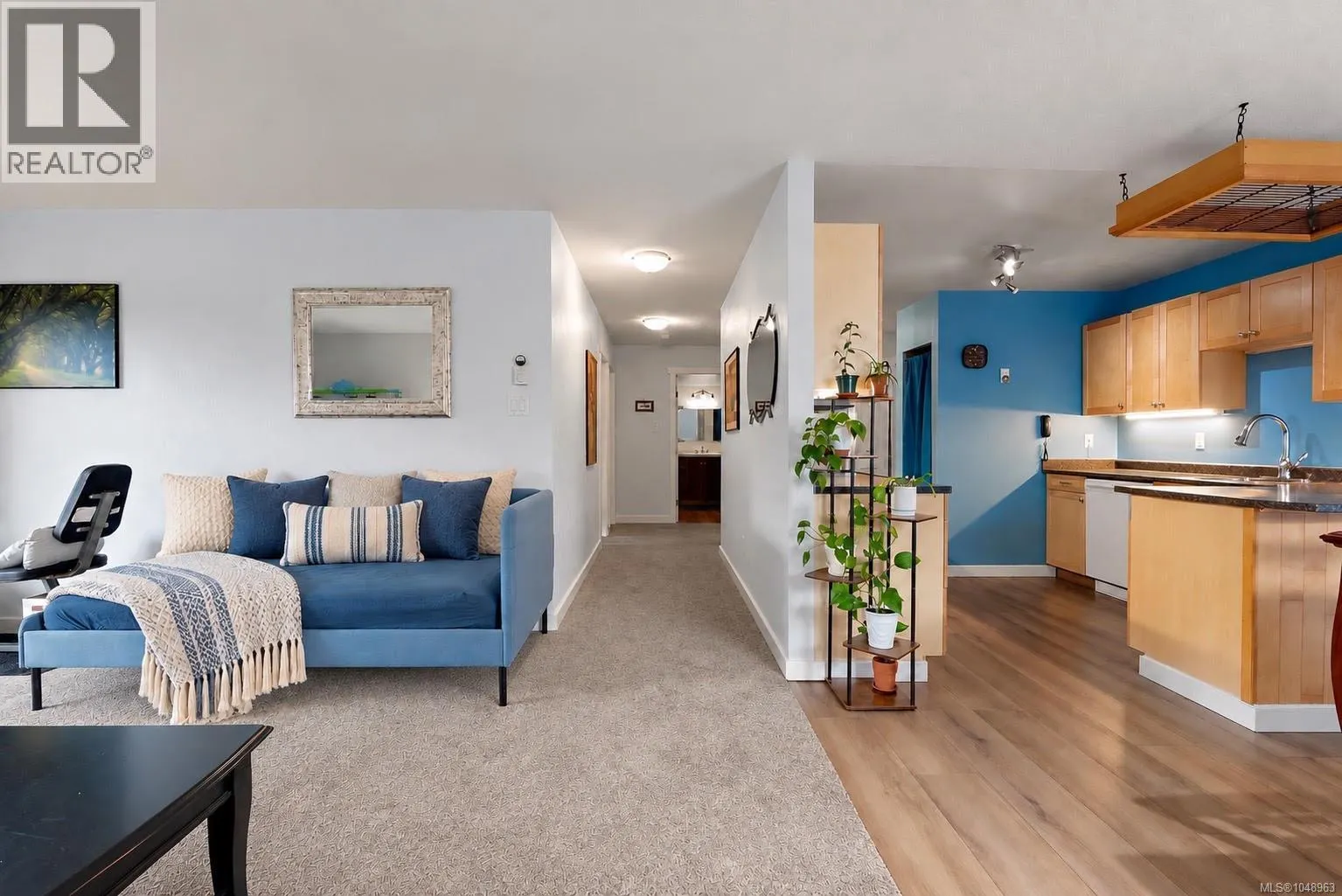 216 3235 Quadra St
