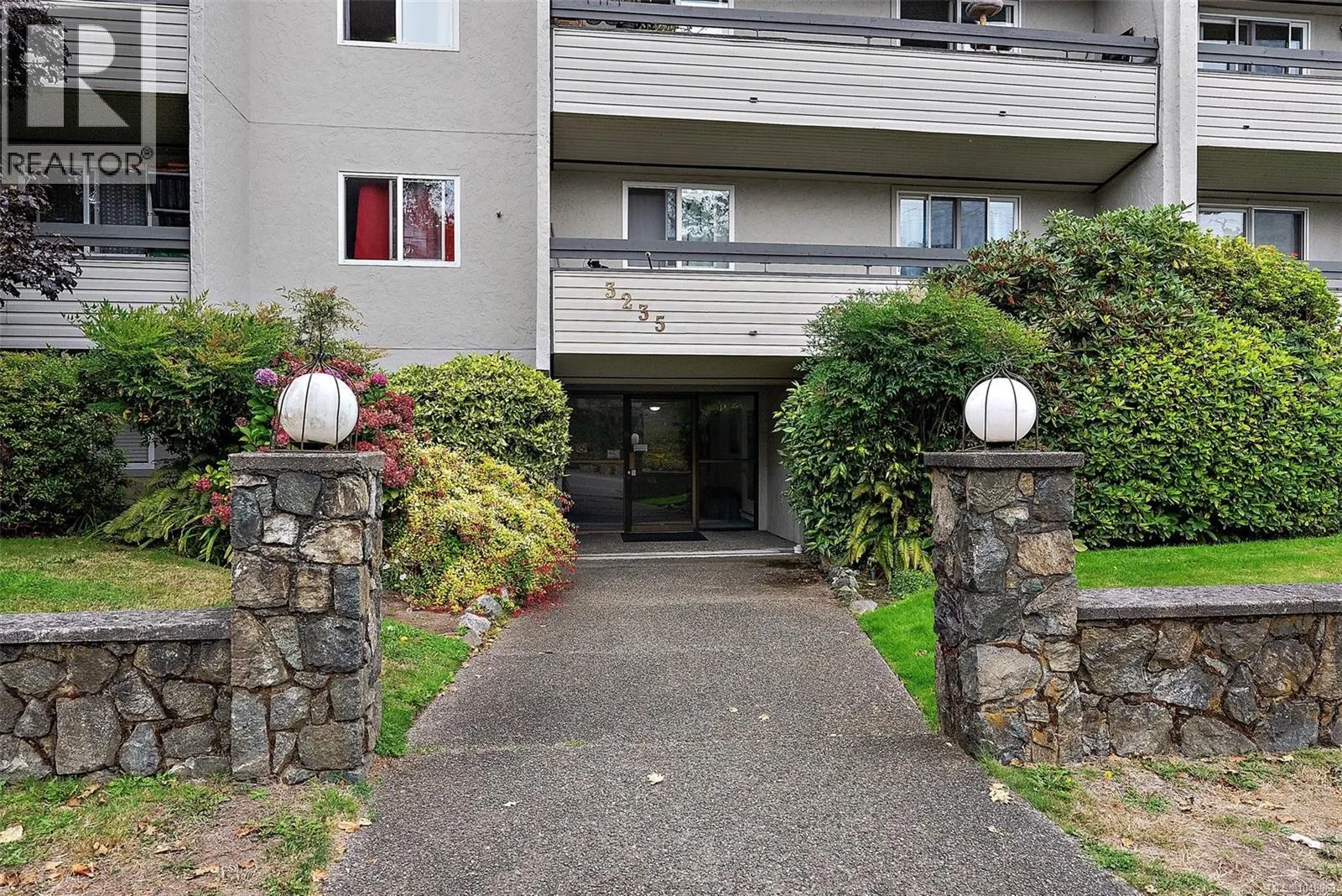 216 3235 Quadra St