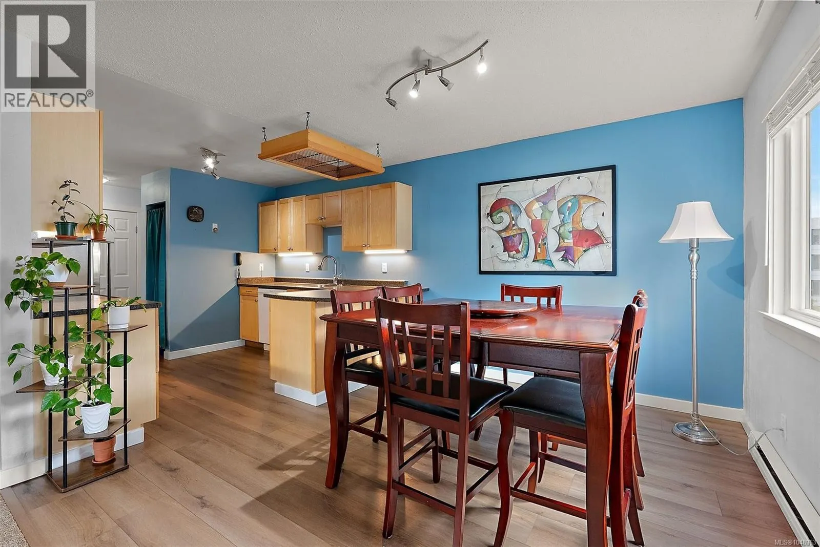 216 3235 Quadra St