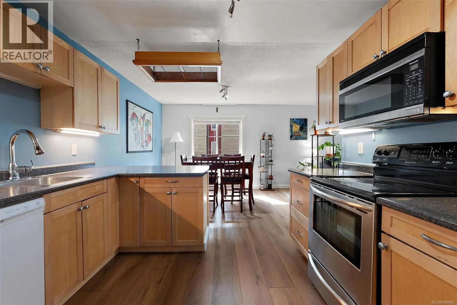 216 3235 Quadra St