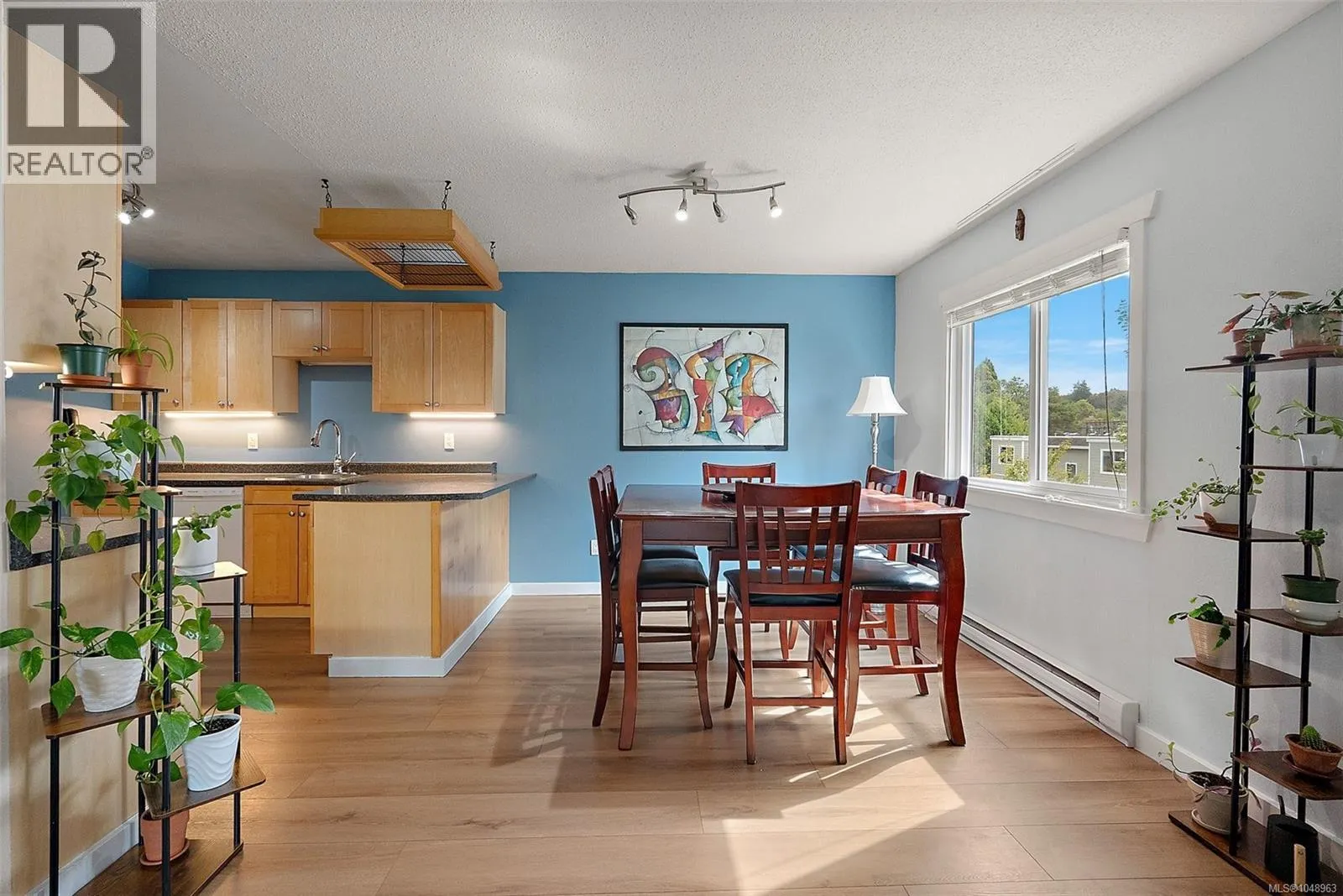 216 3235 Quadra St