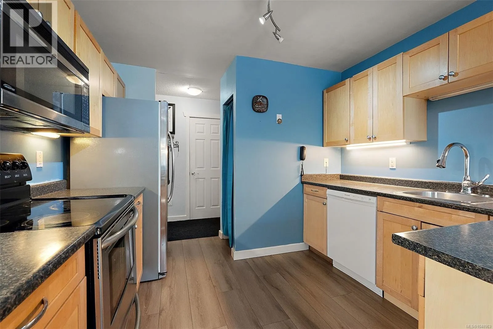 216 3235 Quadra St