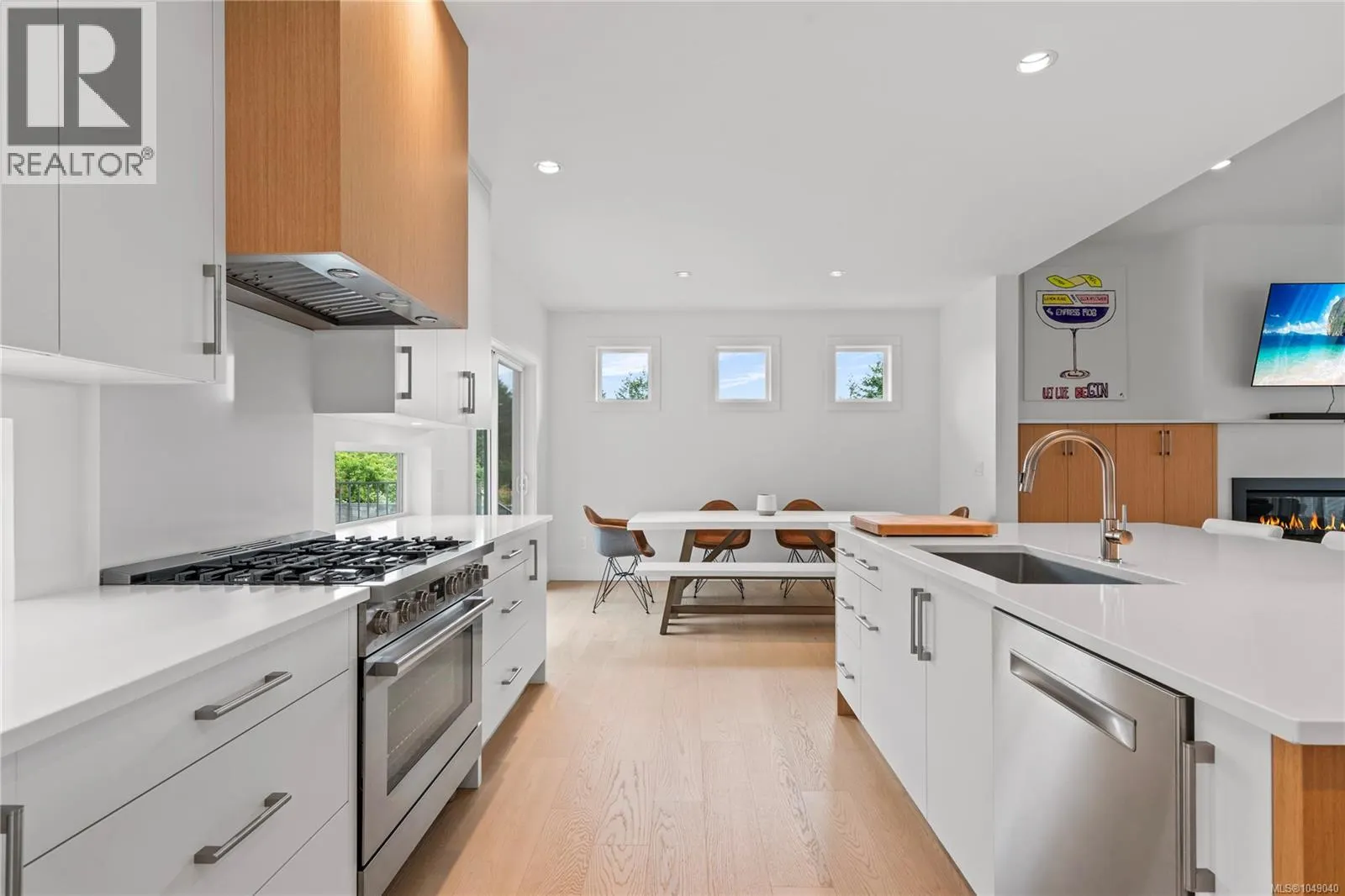 152 Golden Oaks Cres