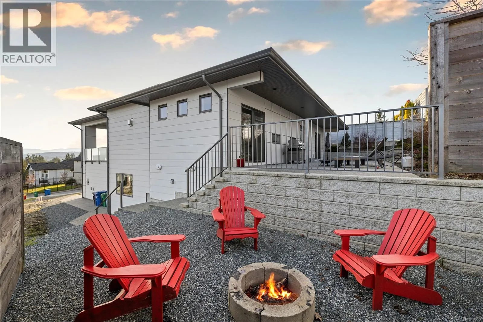 152 Golden Oaks Cres