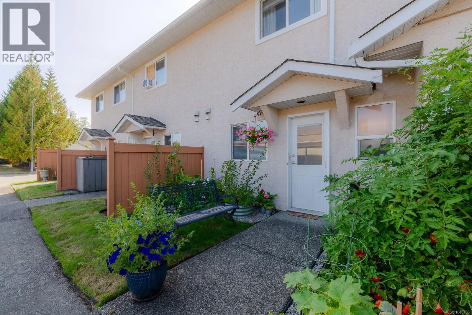 5433 Woodland Cres W
