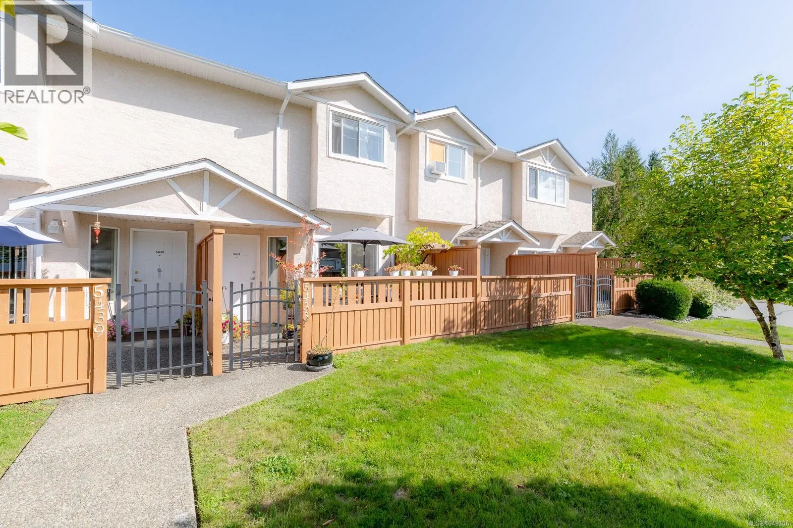 5433 Woodland Cres W