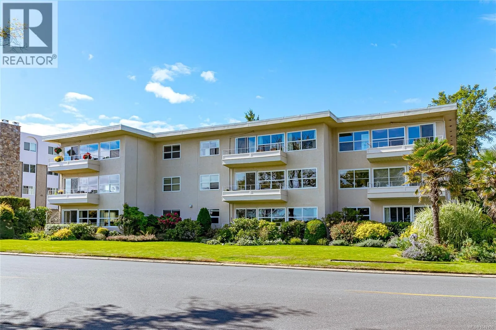 102 1318 Beach Dr