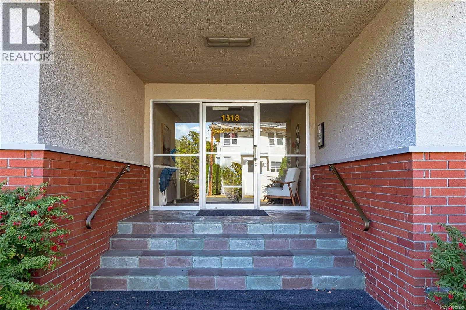 102 1318 Beach Dr