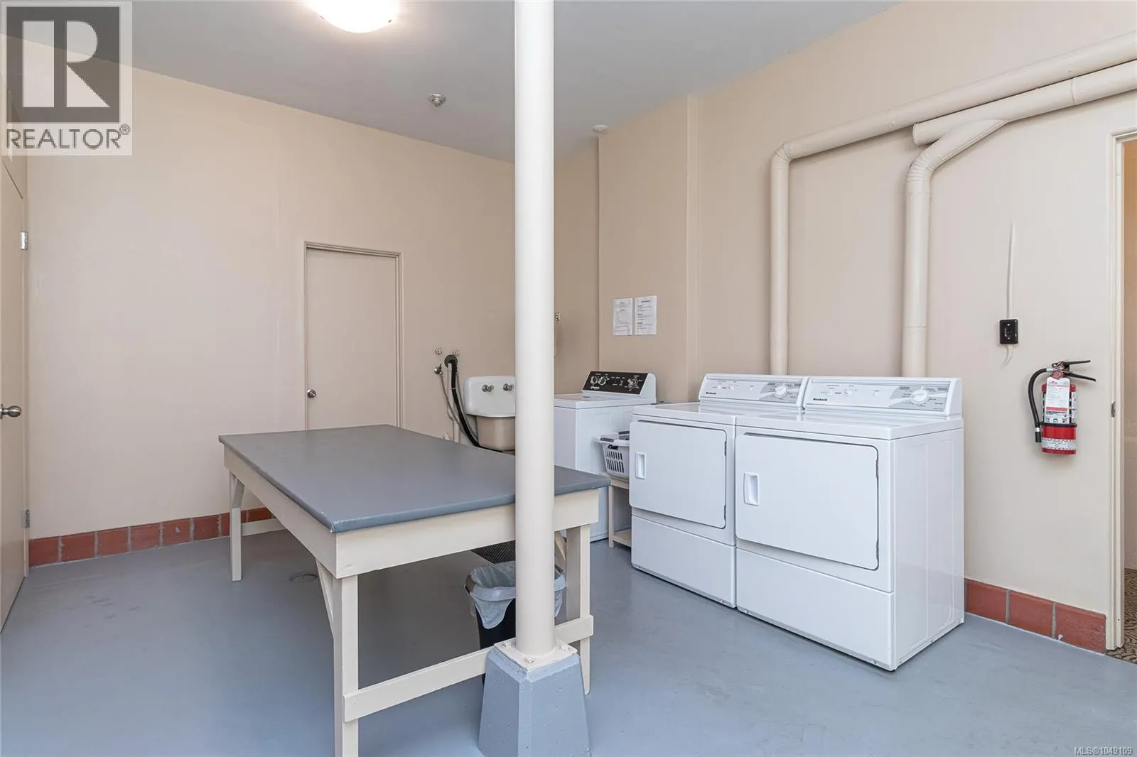 102 1318 Beach Dr