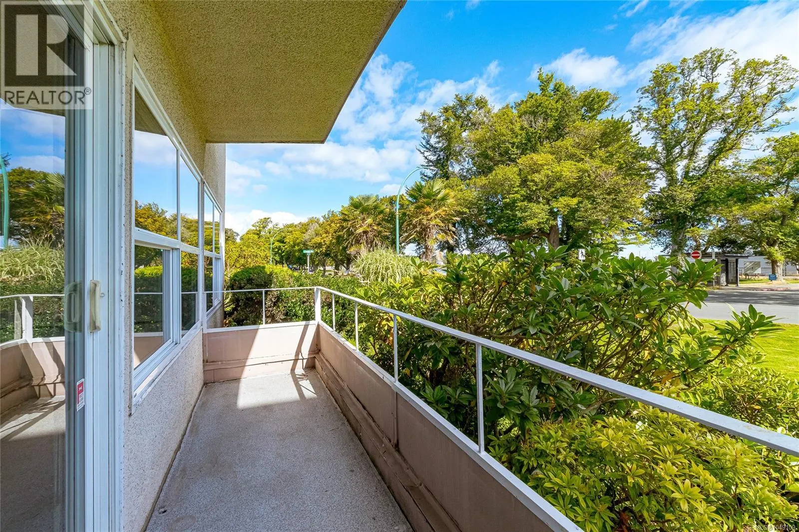 102 1318 Beach Dr