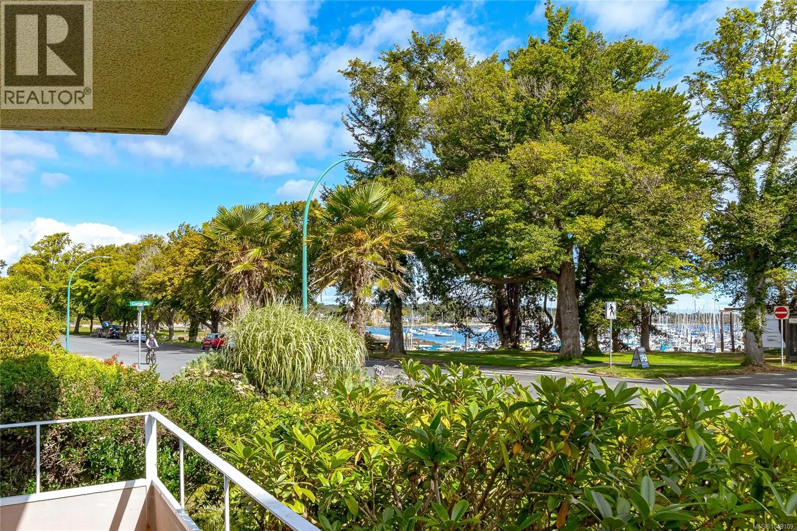102 1318 Beach Dr