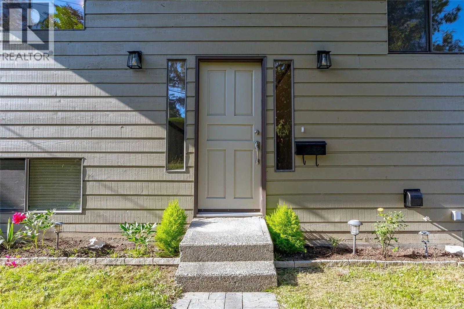 1389 Hastings St