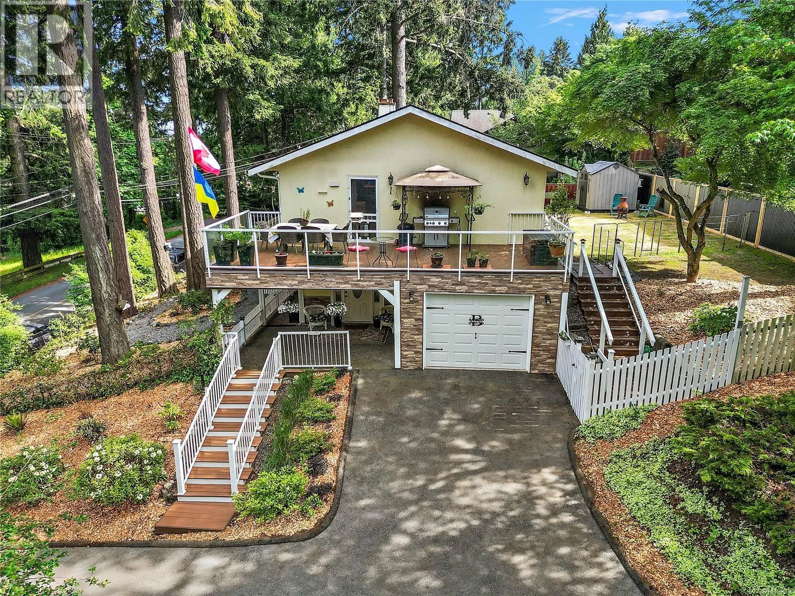 6864 East Saanich Rd