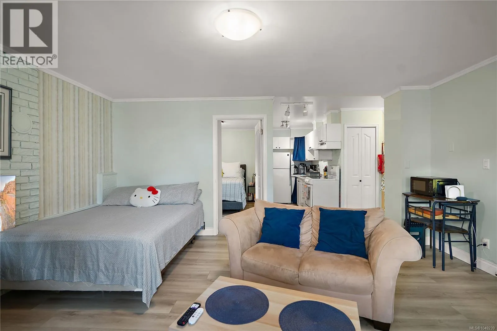 6864 East Saanich Rd