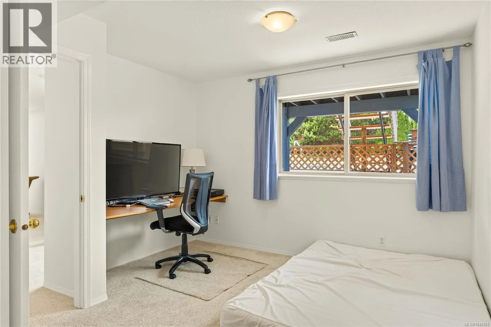 5425 Leslie Cres