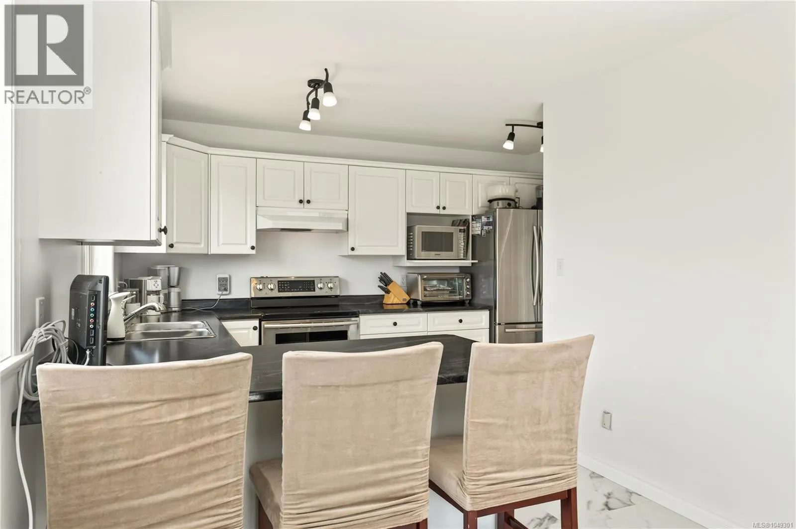 5425 Leslie Cres