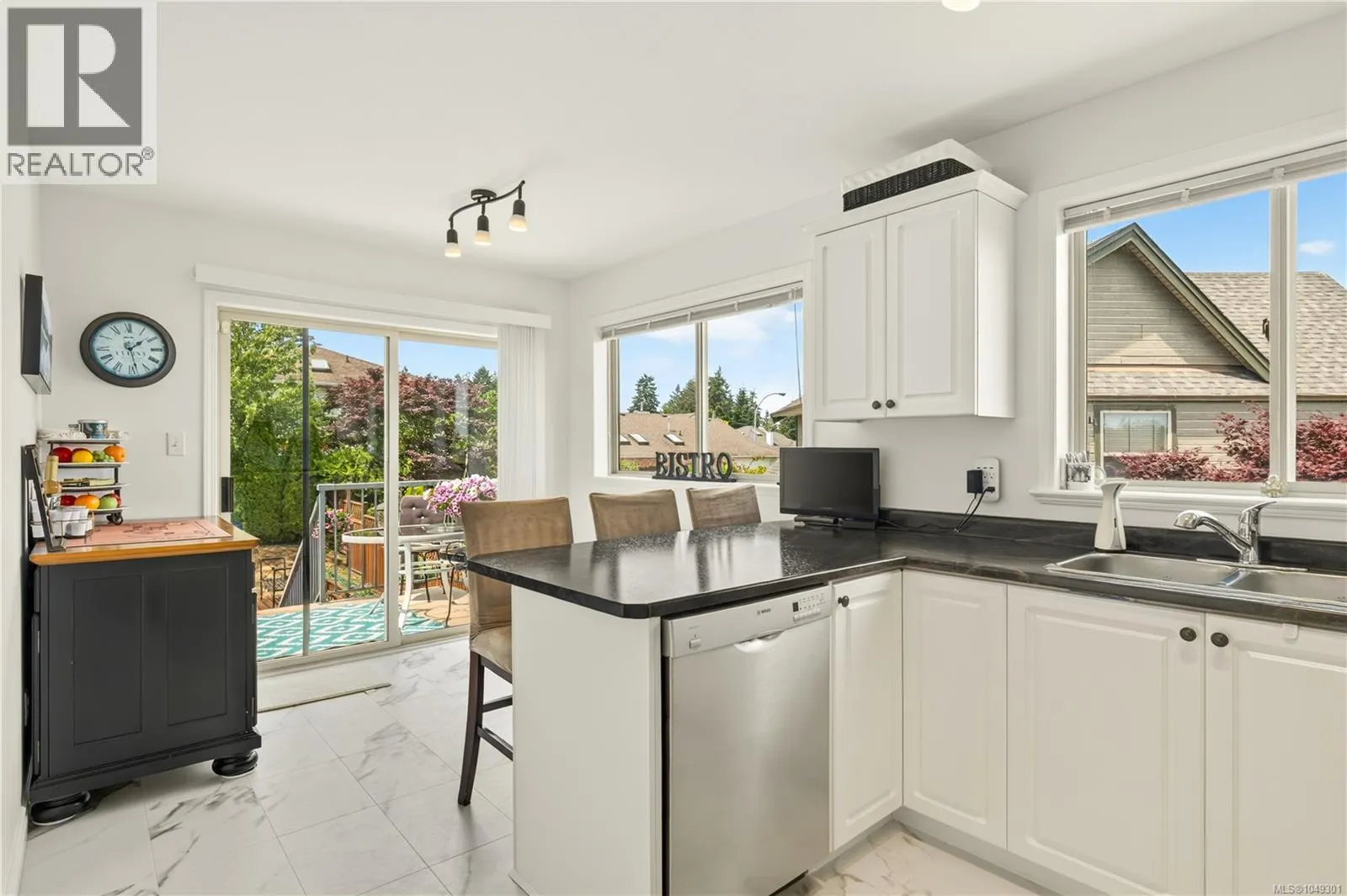 5425 Leslie Cres