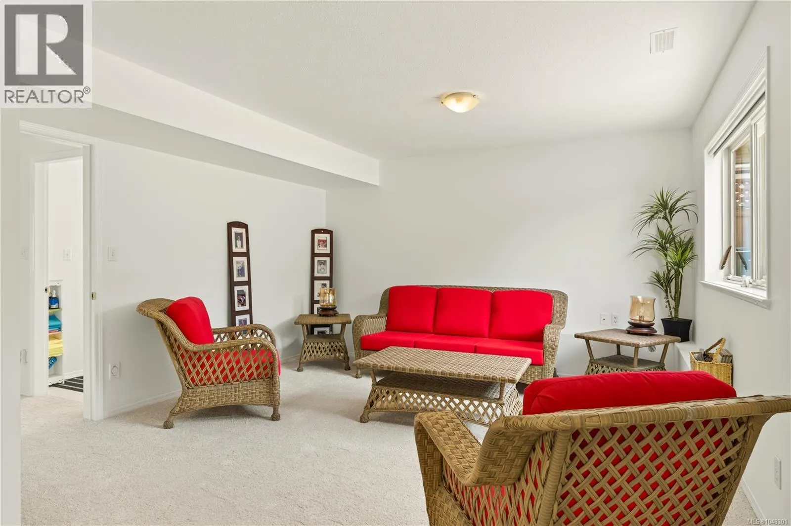 5425 Leslie Cres