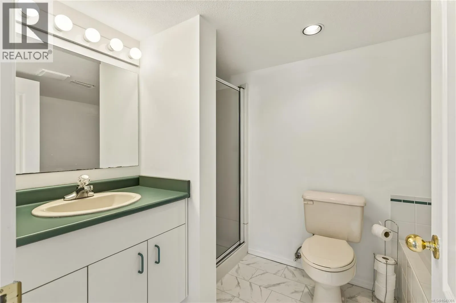 5425 Leslie Cres