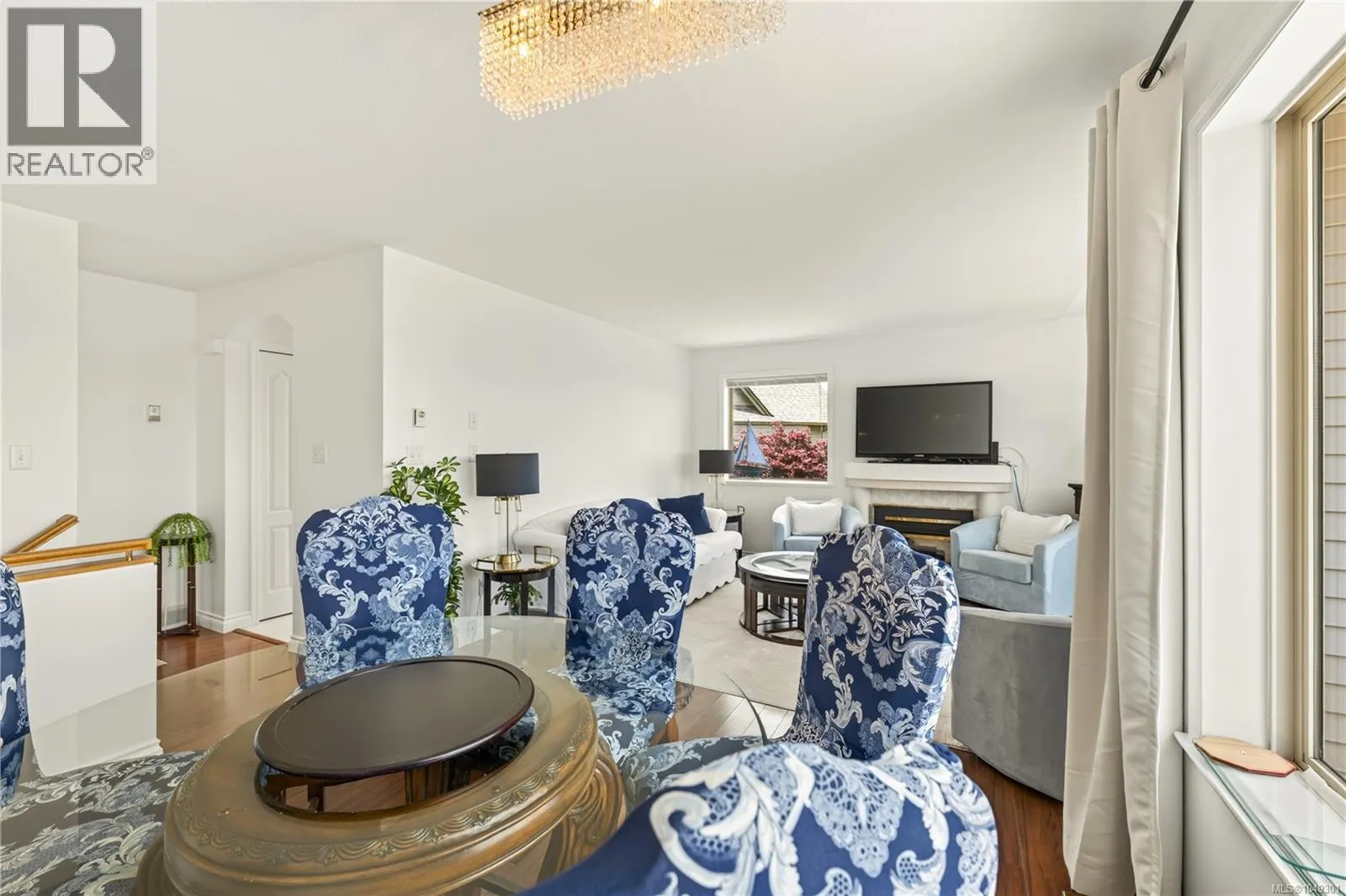 5425 Leslie Cres