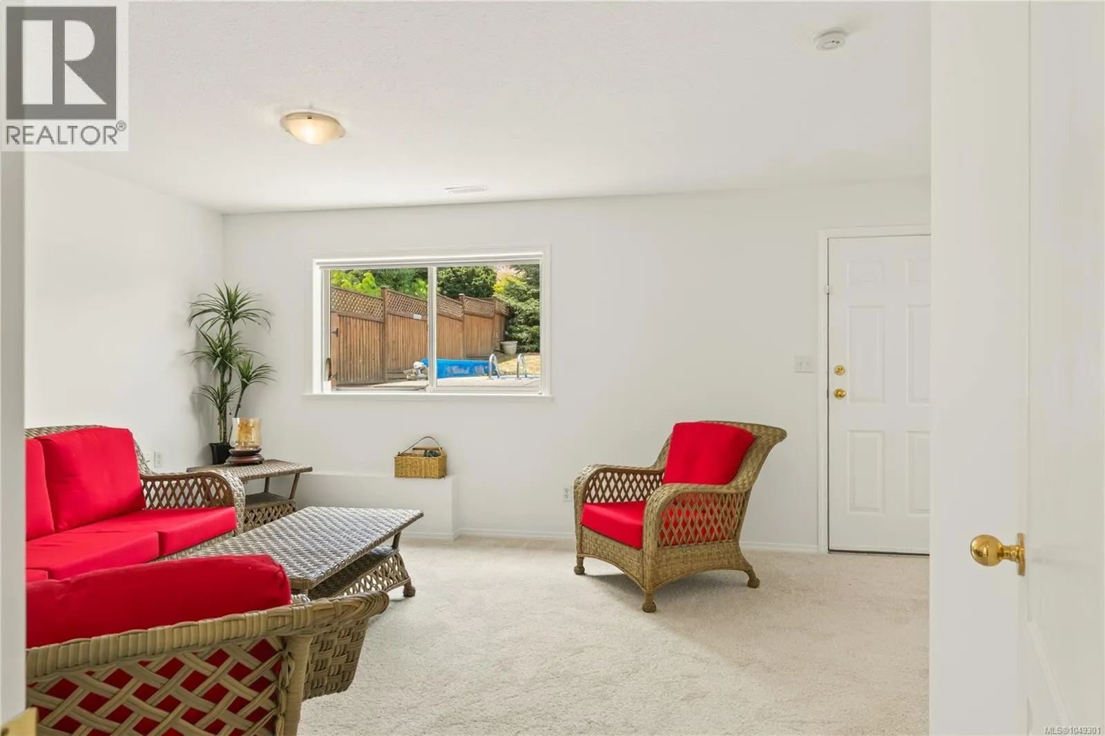 5425 Leslie Cres