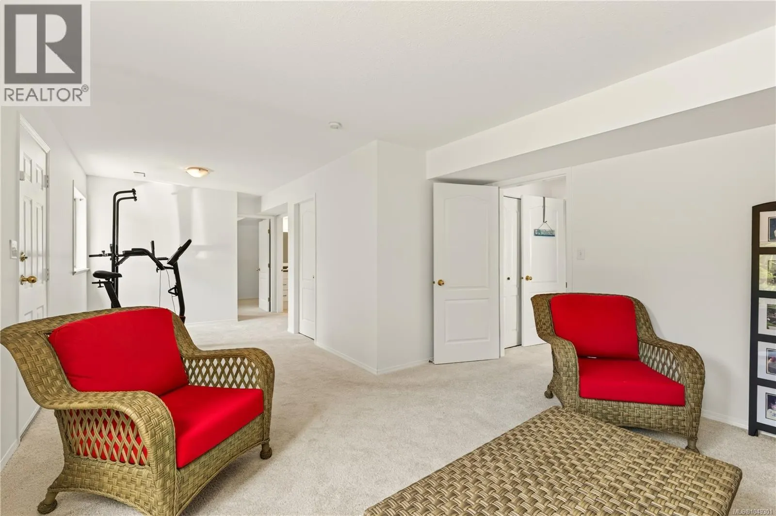5425 Leslie Cres