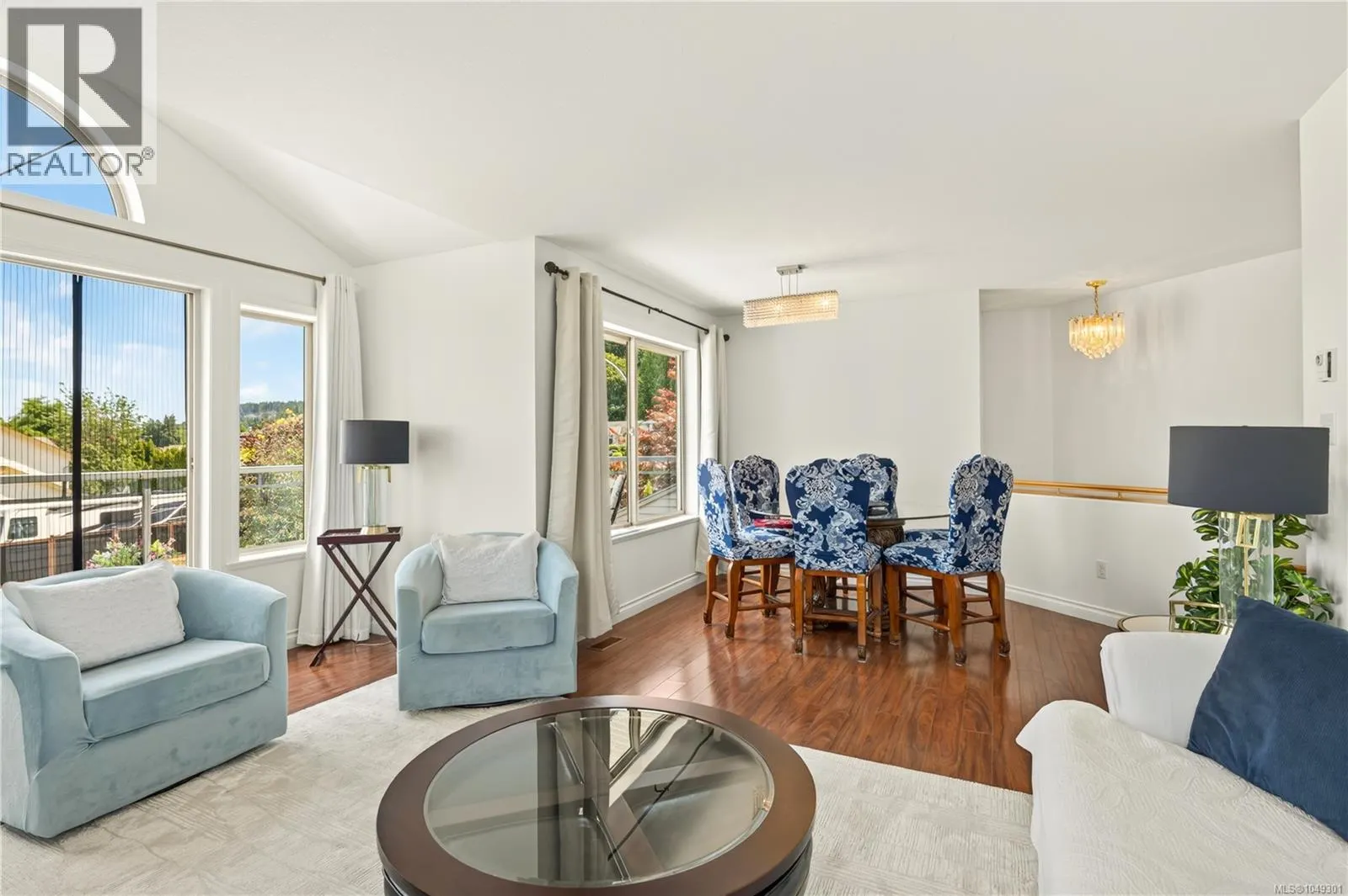 5425 Leslie Cres