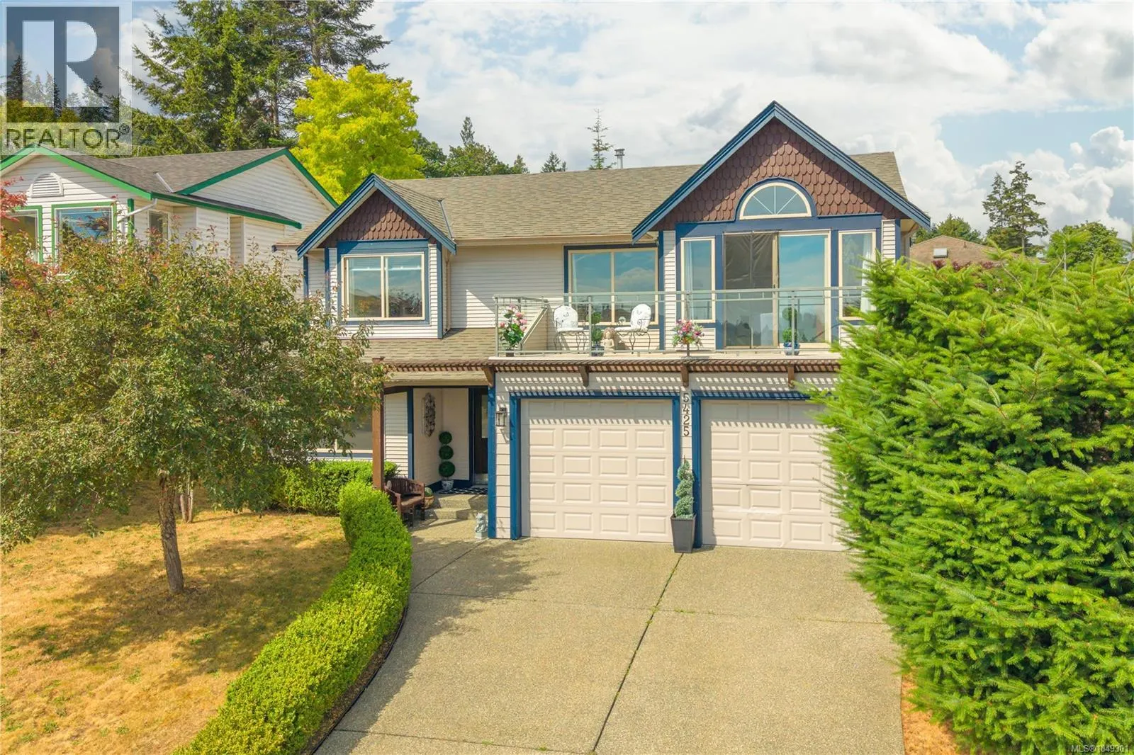 5425 Leslie Cres