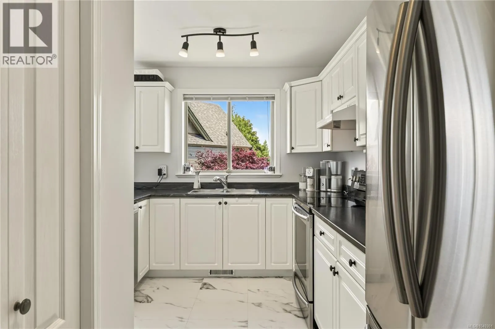 5425 Leslie Cres