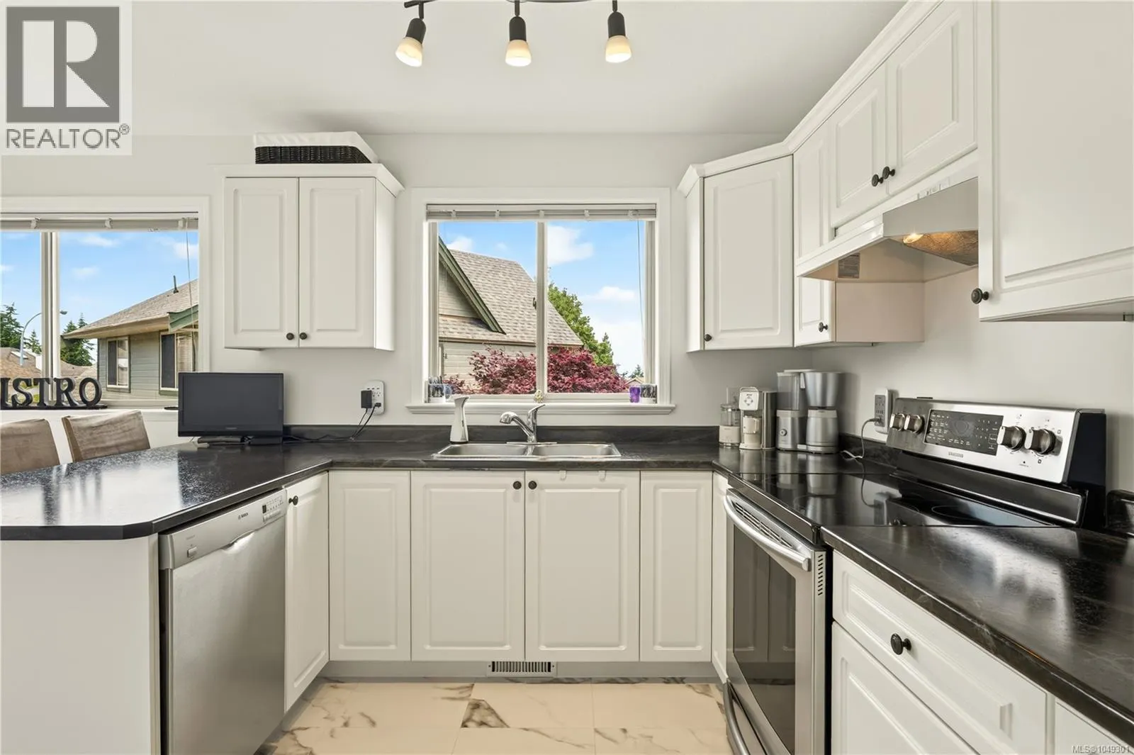 5425 Leslie Cres