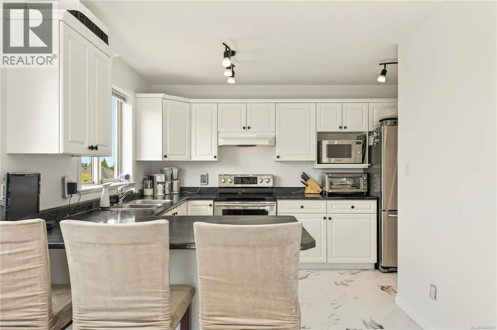 5425 Leslie Cres