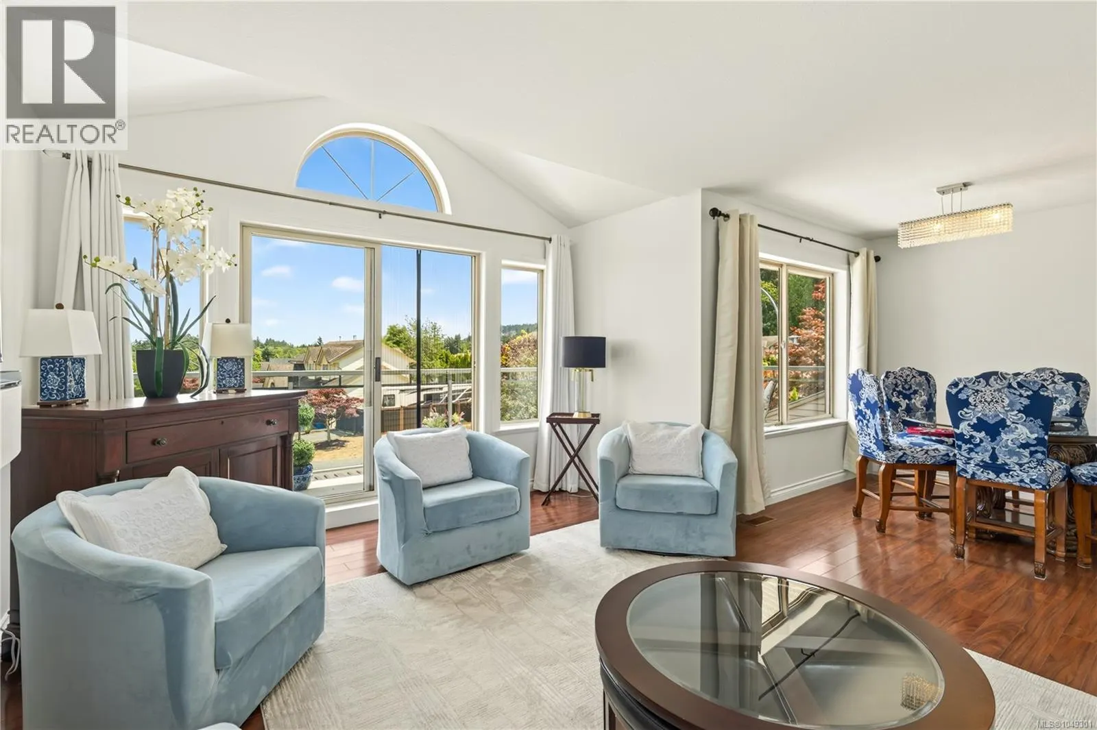5425 Leslie Cres