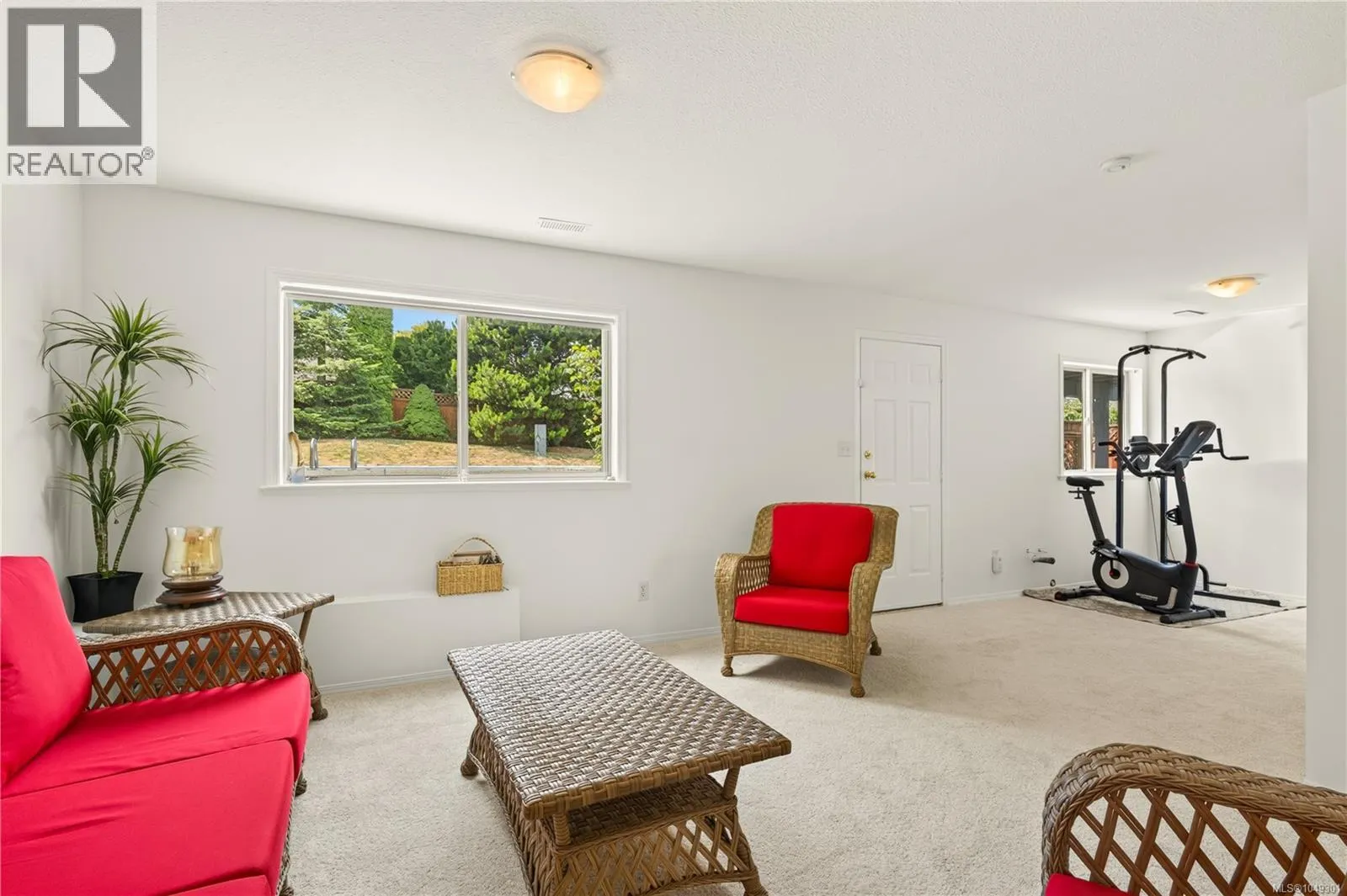 5425 Leslie Cres