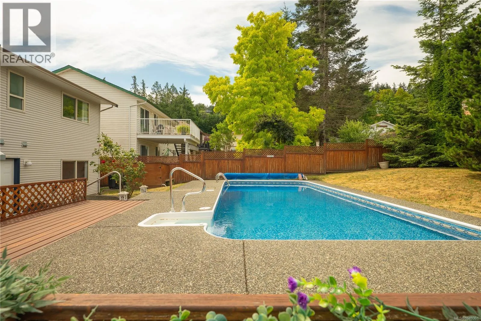5425 Leslie Cres