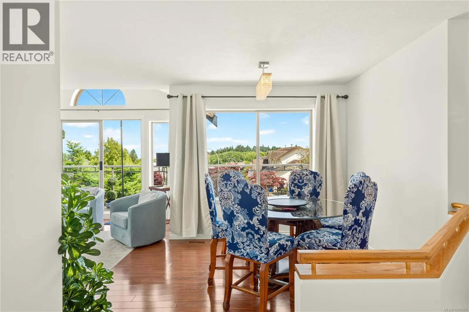 5425 Leslie Cres
