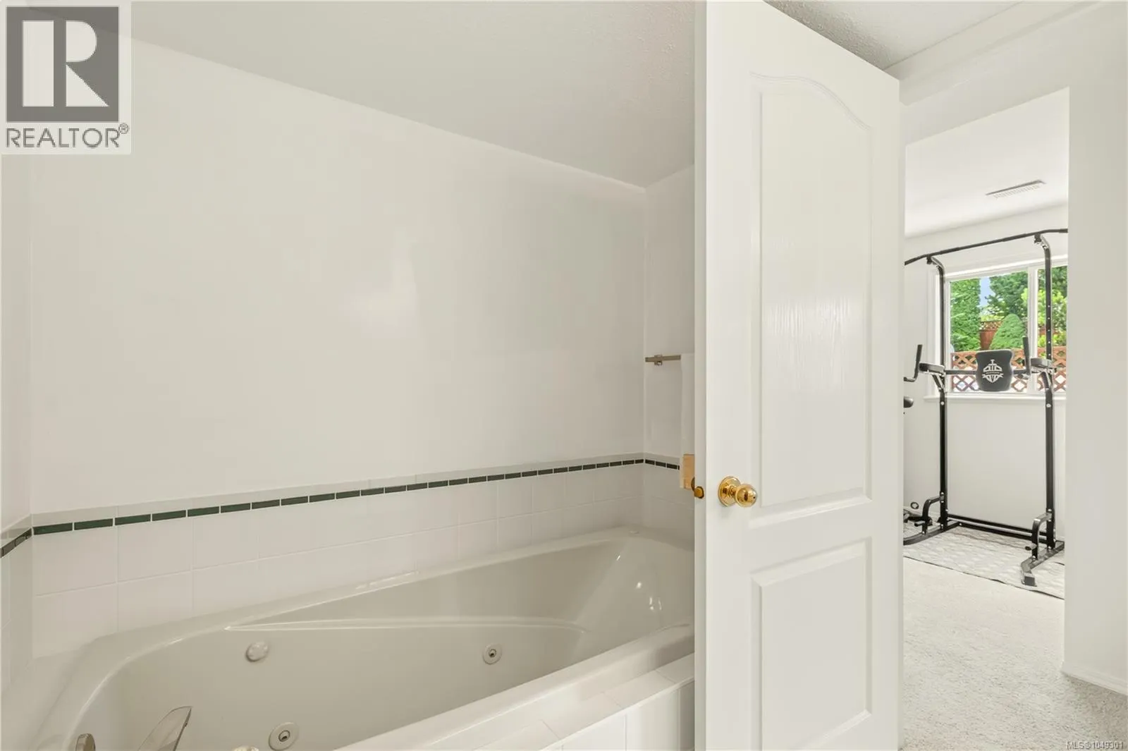 5425 Leslie Cres