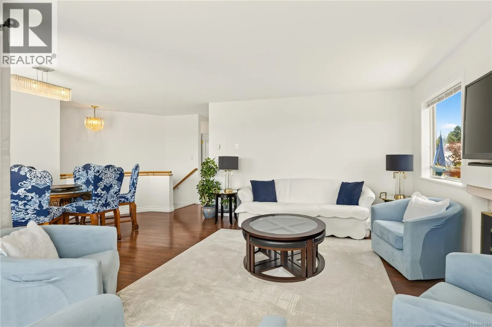 5425 Leslie Cres